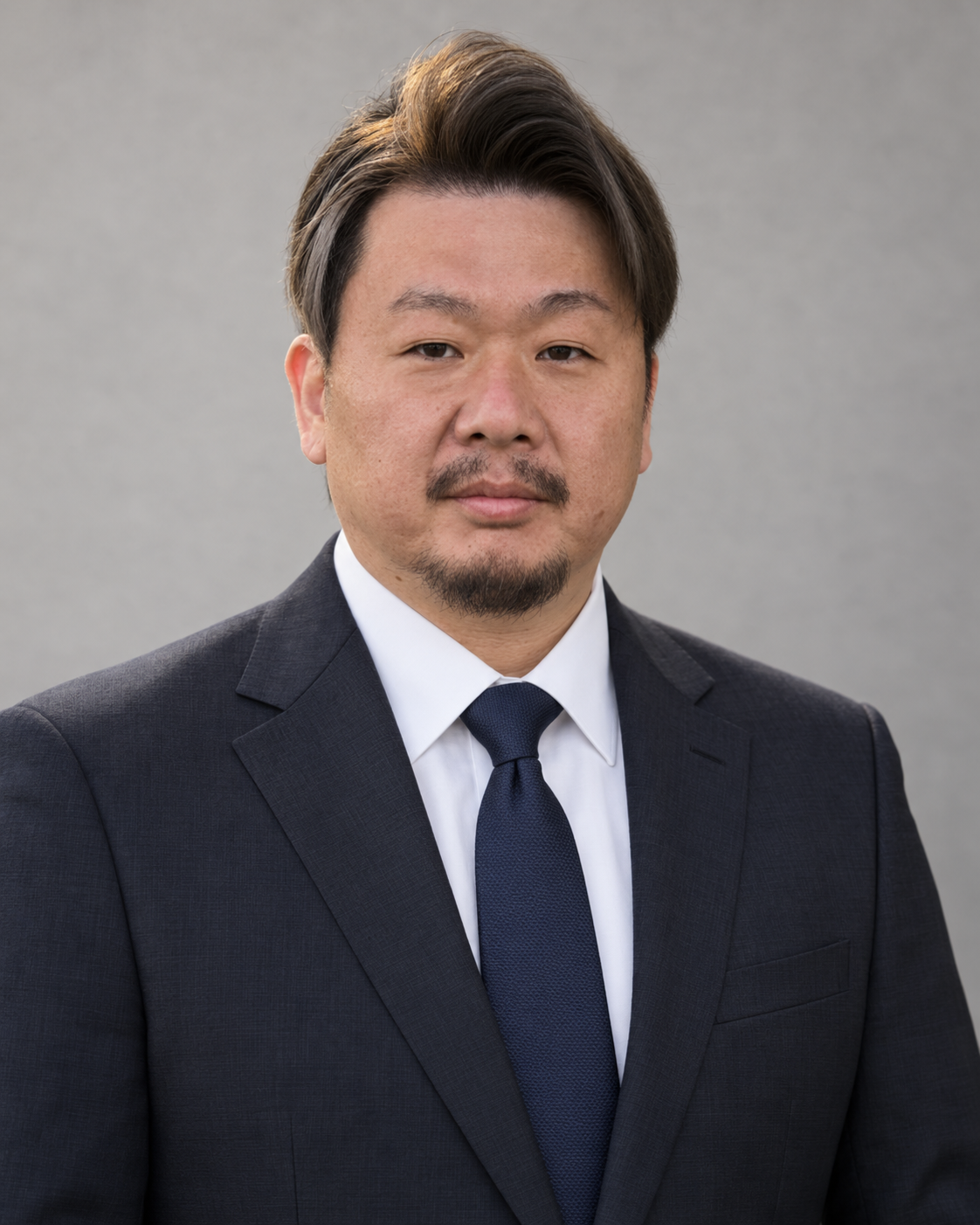 スーツ姿の代表取締役社長 久保光太郎
